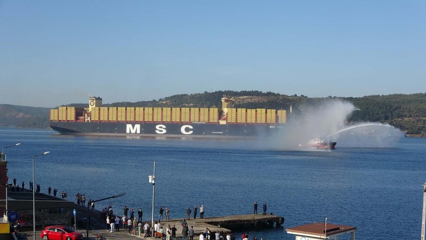 Dünyanın en büyük konteyner gemilerinden "MSC Türkiye" Çanakkale Boğazı'ndan geçti