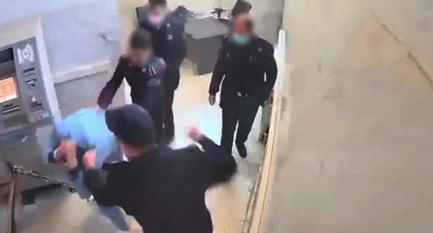 Cezaevinde gardiyanlar darp etti